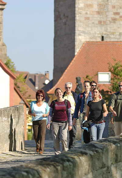 Wandern auf der Altmühlbrücke bei Ornbau.