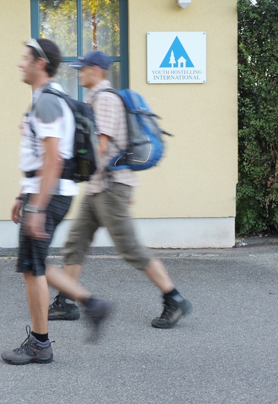 Wanderer an der Jugendherberge