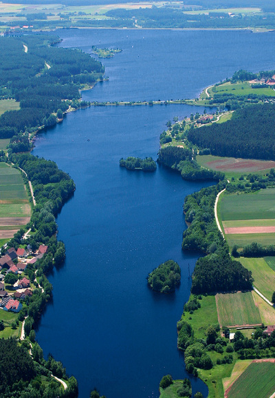 Panoramablick auf die nord- östliche Seite des Rothsees mit den Wäldern, Wiesen und Dörfern.