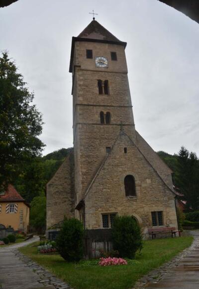 Die Kirche St. Peter und Paul beherbergt den Heilig-Kreuz-Altar von Tilmann Riemenschneider.