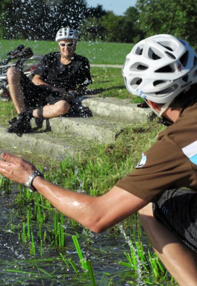 Radfahrer am Weiher