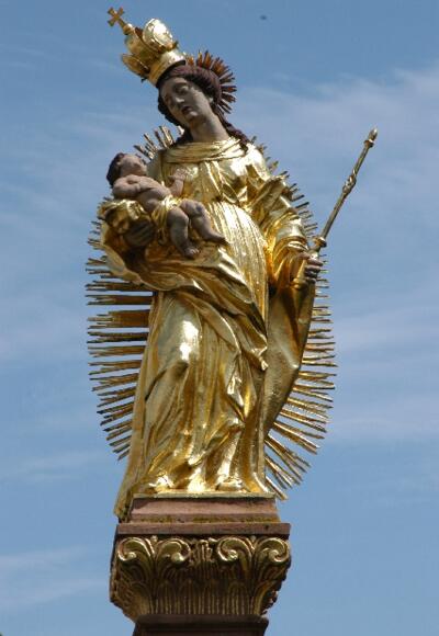 Statue auf der Mariensäule in Aub