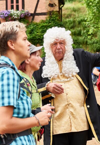 Der Graf vom Schloss Mespelbrunn weisst Euch den Weg.