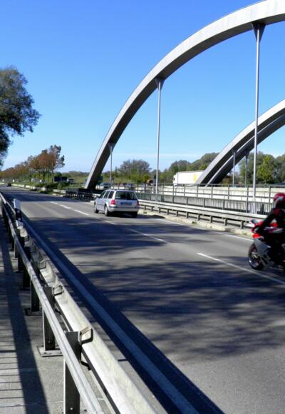 Pilgern -manchmal nahe am Verkehr