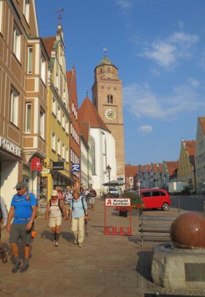 Pilger in der Reichsstraße in Donauwörth