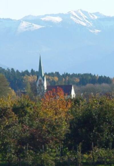 Die St. Pelagiuskirche erhebt sich hoch über Oberreitnau.