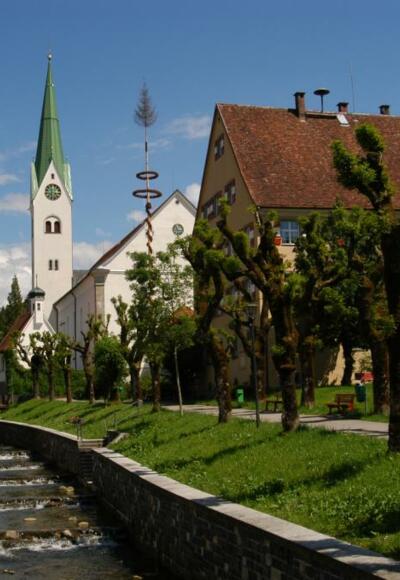 Das idyllische Bild vor der Kirche in Weiler