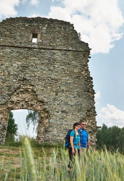 Vor der Ruine Heilingskirche