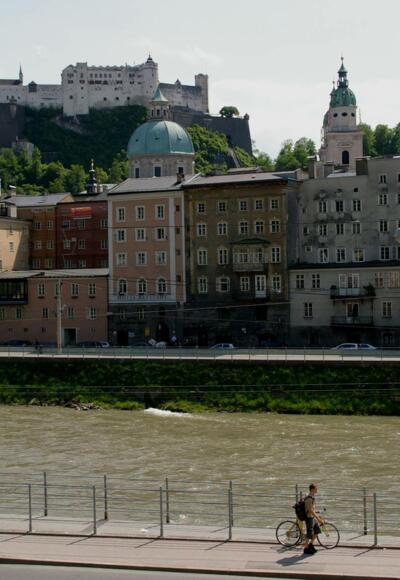 Rudolfskai in Salzburg, im Hintergrund die Festung