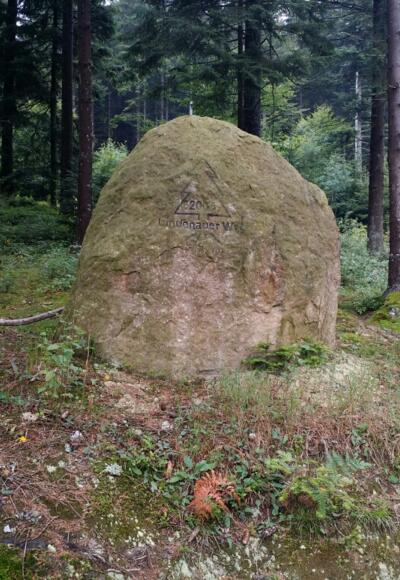 Stein Lindenauer Weg am Parkplatz