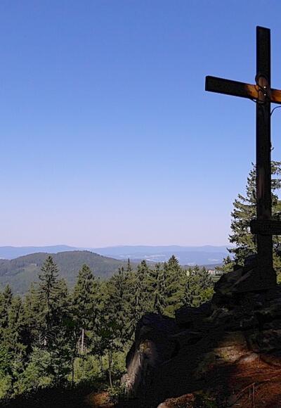 Gipfelkreuz mit Arberblick am Hadriwa-Höhenweg