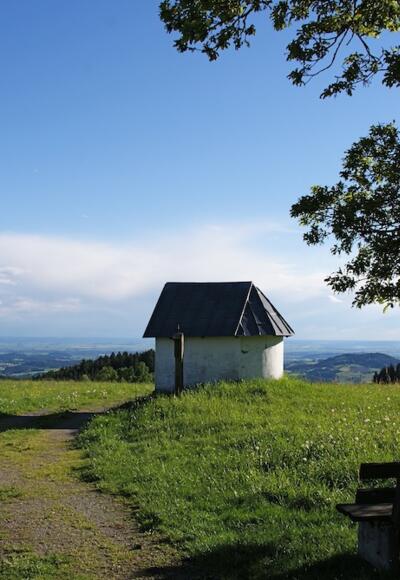 Vor der Kapelle über Meinstorf
