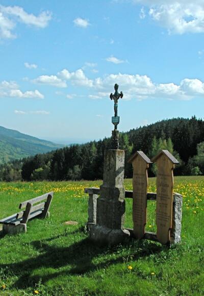 Totenbrettgruppe am Weg nach Grün