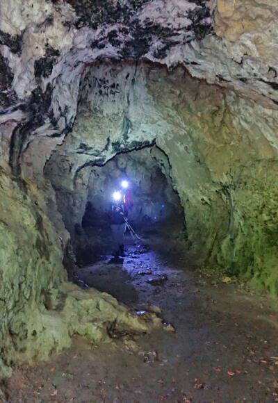 Dieser Höhlengang ist groß genug, um aufrecht zu gehen