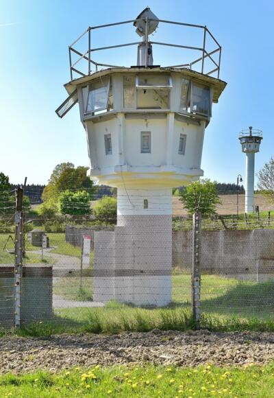 Original-Schutzstreifen der ehemaligen DDR-Grenze mit Wachturm in Mödlareuth