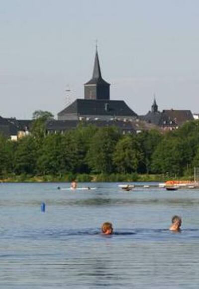 Azurblau glänzt das Wasser des Weißenstädter Sees
