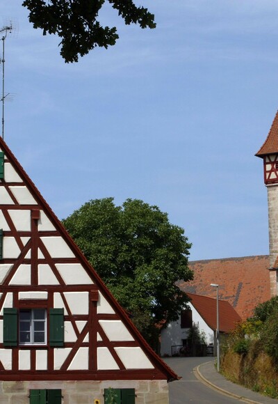 Kirche mit Fachwerk-Turm in Penzenhofen