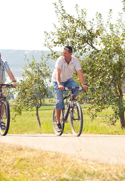 Zwei Radfahrer in Enderndorf am Brombachsee