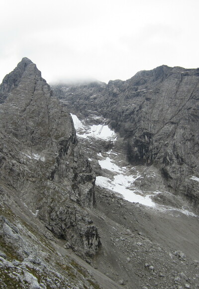 Eisbodenscharte (links) und erster Aufschwung am Nordgrat zur Blaueisspitze
