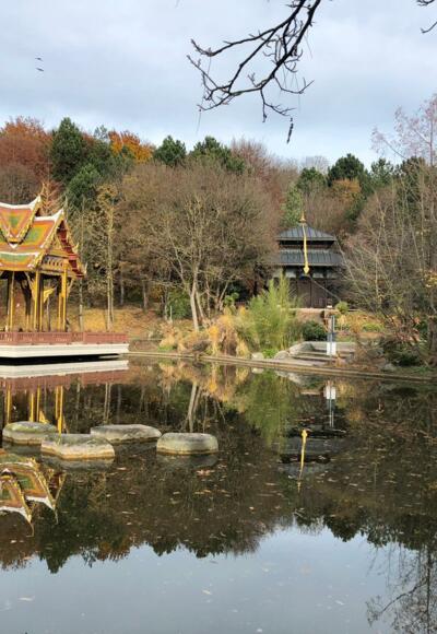 Thai Sala und nepalesische Pagode