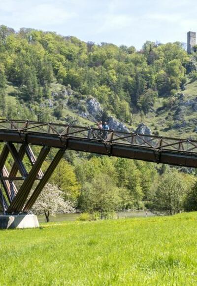 Holzbrücke Tazlwurm und Burgruine Randeck in Essing im Altmühltal