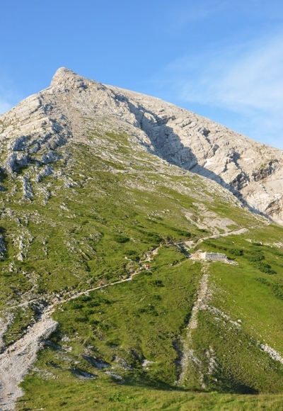 Aufi muss i - Über den serpentienenartigen Steig geht es hinauf auf das Hocheck - einer von drei Watzmanngipfeln