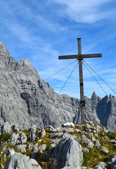 Gipfel Hirschwiskopf, dahinter die Watzmann Südspitze