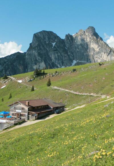 Die Hochalphütte mit Aggenstein im Hintergrund