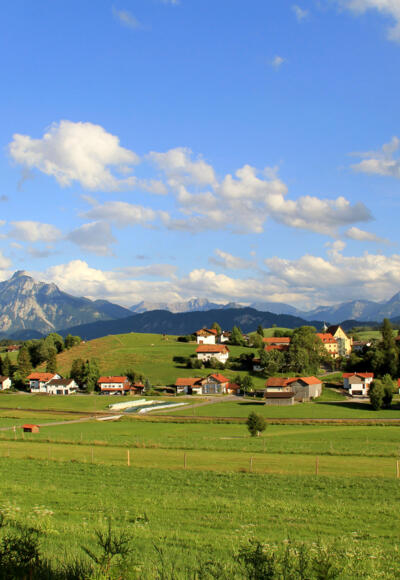 Nordansicht von Hopferau mit Blick auf die Berge