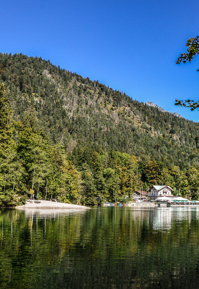 Blick vom anderen Ufer des Thumsees zum Seewirt