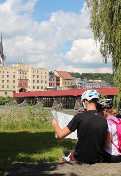 Radler vor Wasserburg