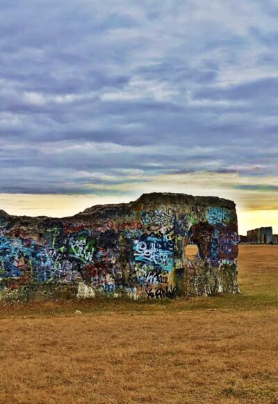 Die Münchner Panzermauer mit Blick auf die Skyline der Dülferstraße