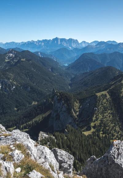 Ausblick vom Säuling Richtung Ammergauer Alpen und Plansee