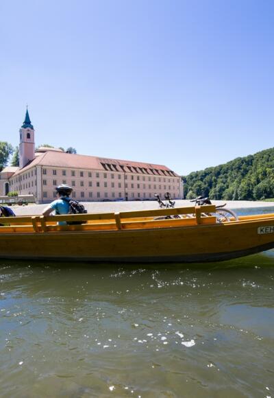 Übersetzen mit der Zille beim Kloster Weltenburg