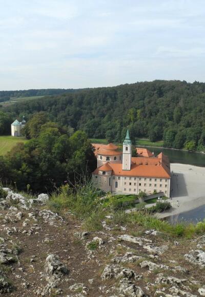 Donauroute - Blick vom Felskopf auf das Kloster Weltenburg