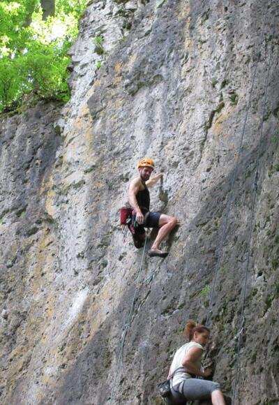 steile, mit Löchern übersähte Schlosszwergwand