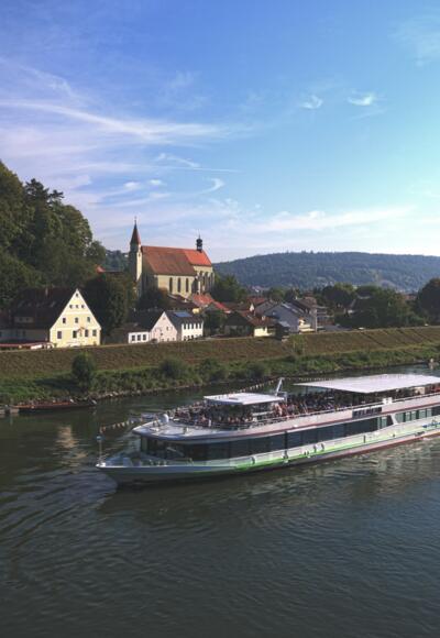 Donau in Kelheim mit Schiff in Richtung Weltenburg