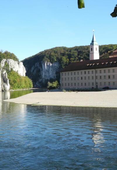 Blick zum Kloster Weltenburg und in den Donaudurchbruch