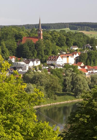 Blick auf Bad Abbach mit Heinrichsturm und Kirche