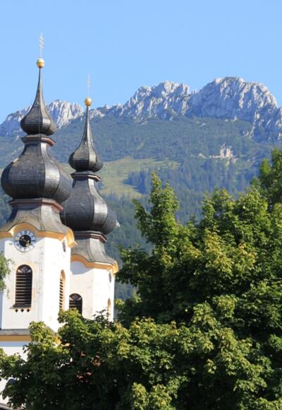Blick auf die Kampenwand mit Aschauer Kirchturmspitzen