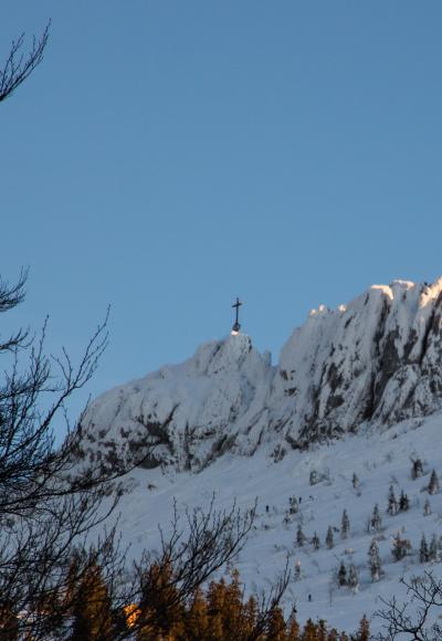 Ostgipfel der Kampenwand mit dem großen Kreuz