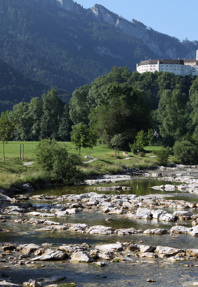Der Fluss Prien in Aschau vor Schloss Hohenaschau