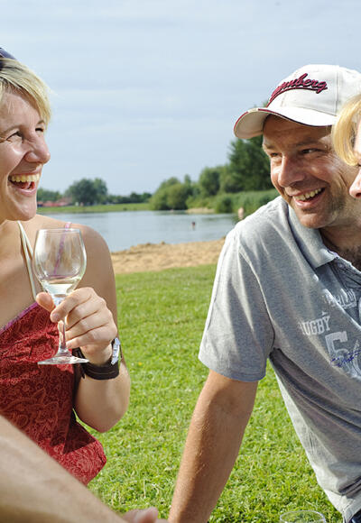 Am Seezentrum Schlungenhof am Altmühlsee herrscht heitere und ausgelassene Stimmung bei einem Gläschen Wein.
