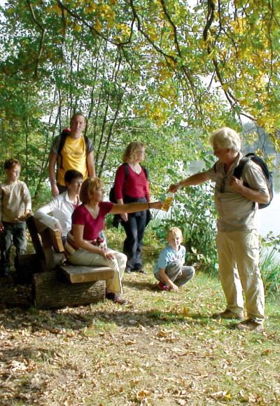 Eine Wandergruppe rastet in der herrlichen Weiherlandschaft von Haundorf.