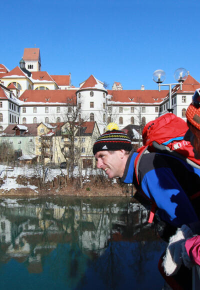 Über die Theresienbrücke mit Blick auf das Hohe Schloss