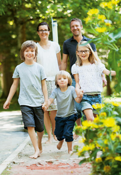 Familie auf dem Barfußweg Bad Wörishofen