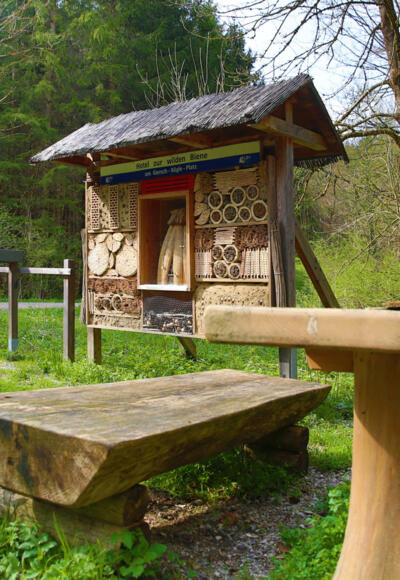 Bienenhotel auf dem Vogellehrpfad