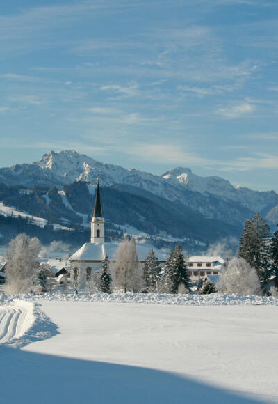Blick von der Loipe auf Trauchgau, Buchenberg, Tegelberg, Säuling und Thannheimer Berge