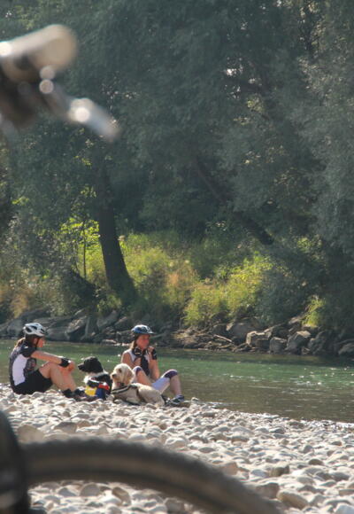 Radler-Rast am Ufer der Iller