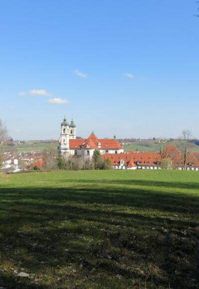 Blick auf die Benediktinerabtei am Parkplatz Ottostraße